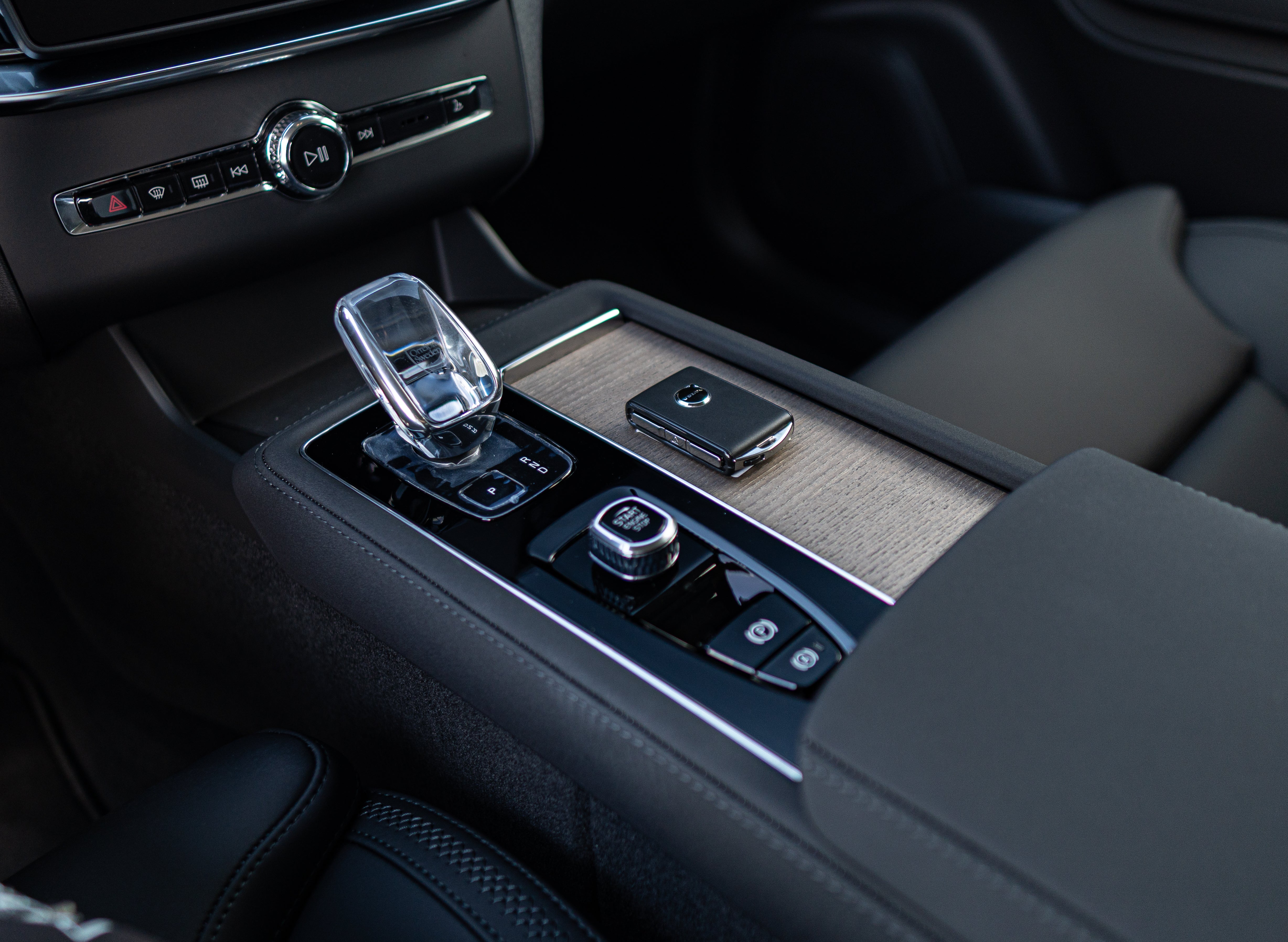 Volvo XC90 B5 Plus Bright Mulberry - Charcoal/Leac/Cardamom 2026
