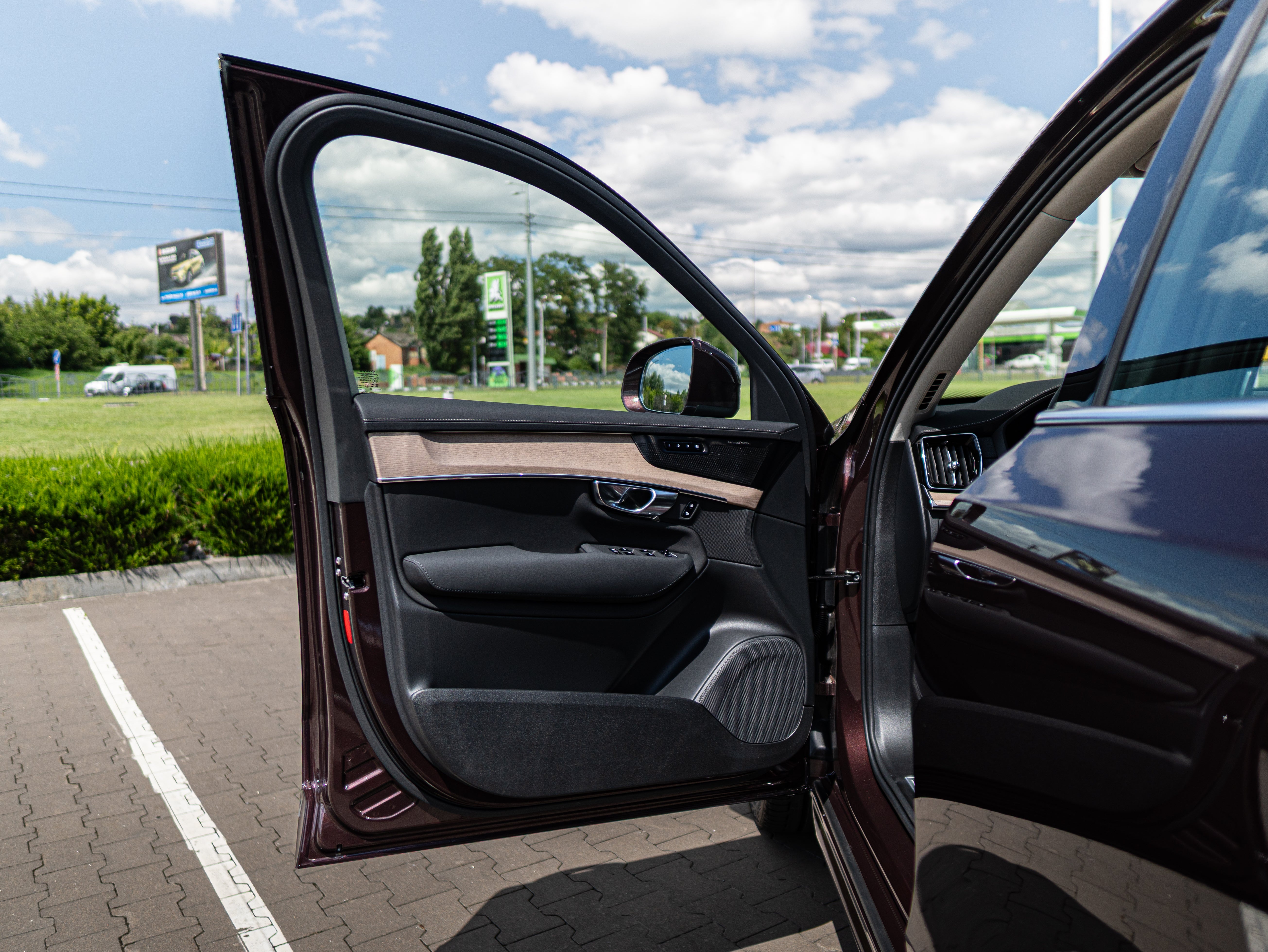 Volvo XC90 B5 Plus Bright Mulberry - Charcoal/Leac/Cardamom 2026
