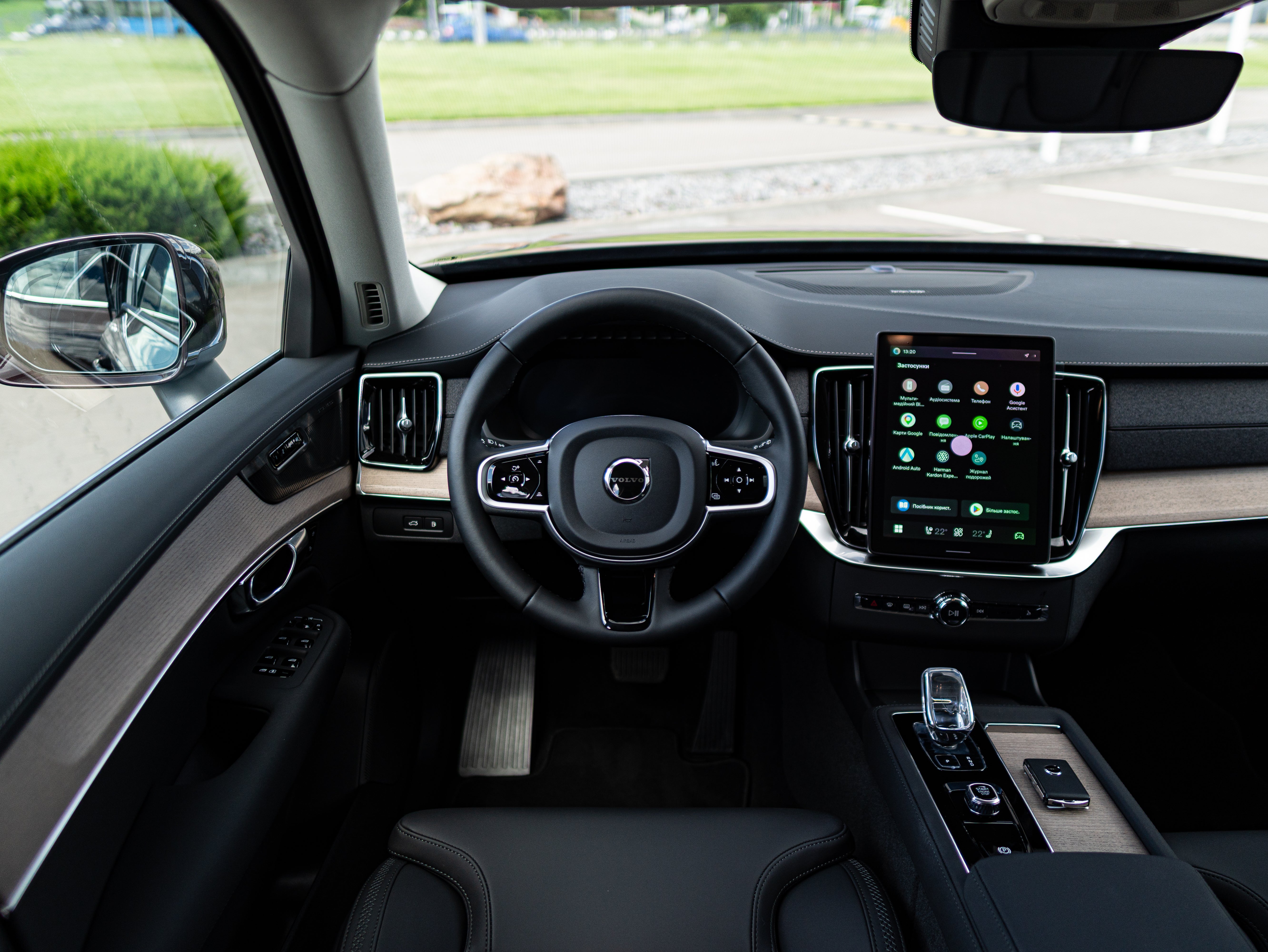 Volvo XC90 B5 Plus Bright Mulberry - Charcoal/Leac/Cardamom 2026