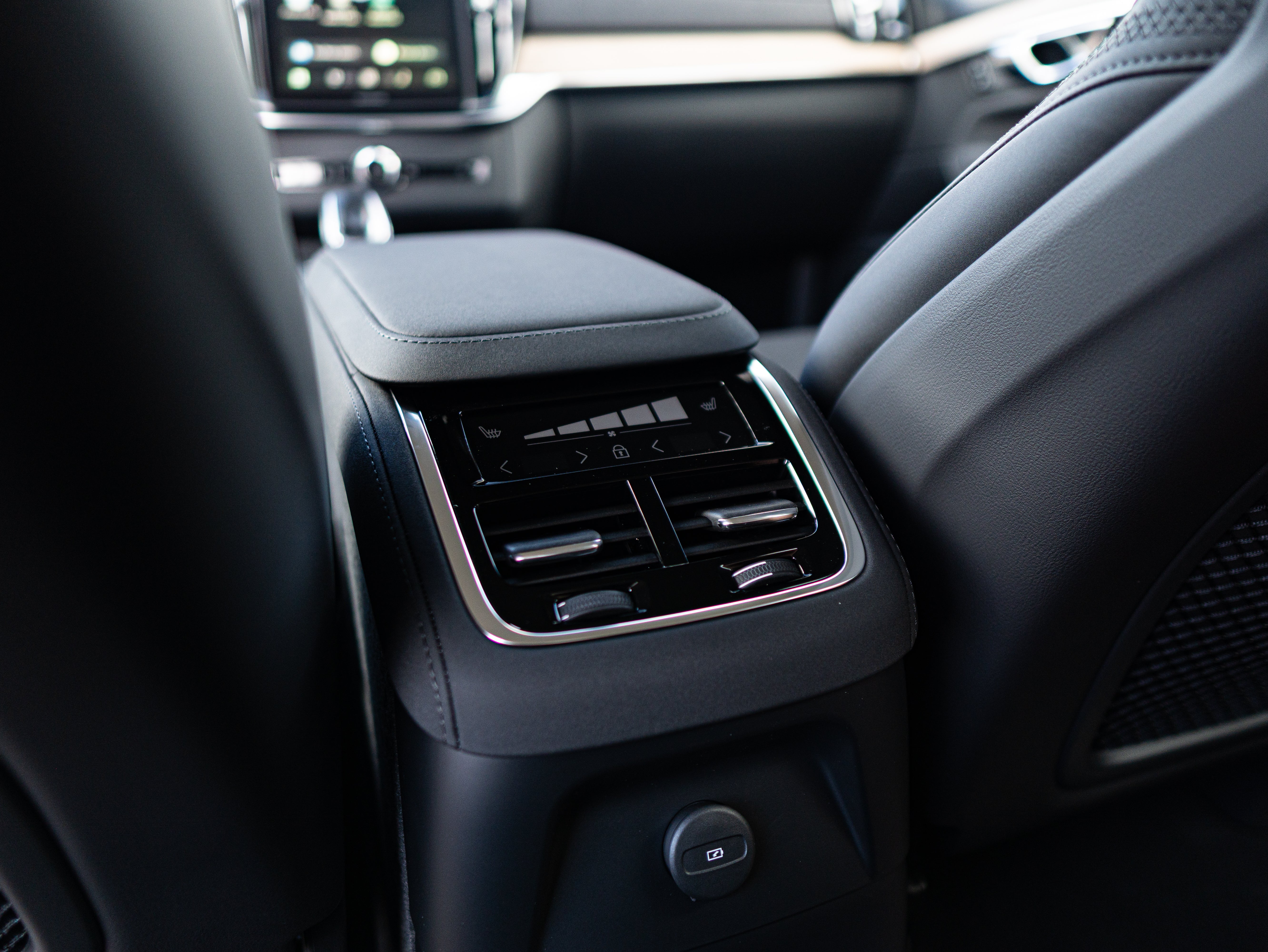 Volvo XC90 B5 Plus Bright Mulberry - Charcoal/Leac/Cardamom 2026