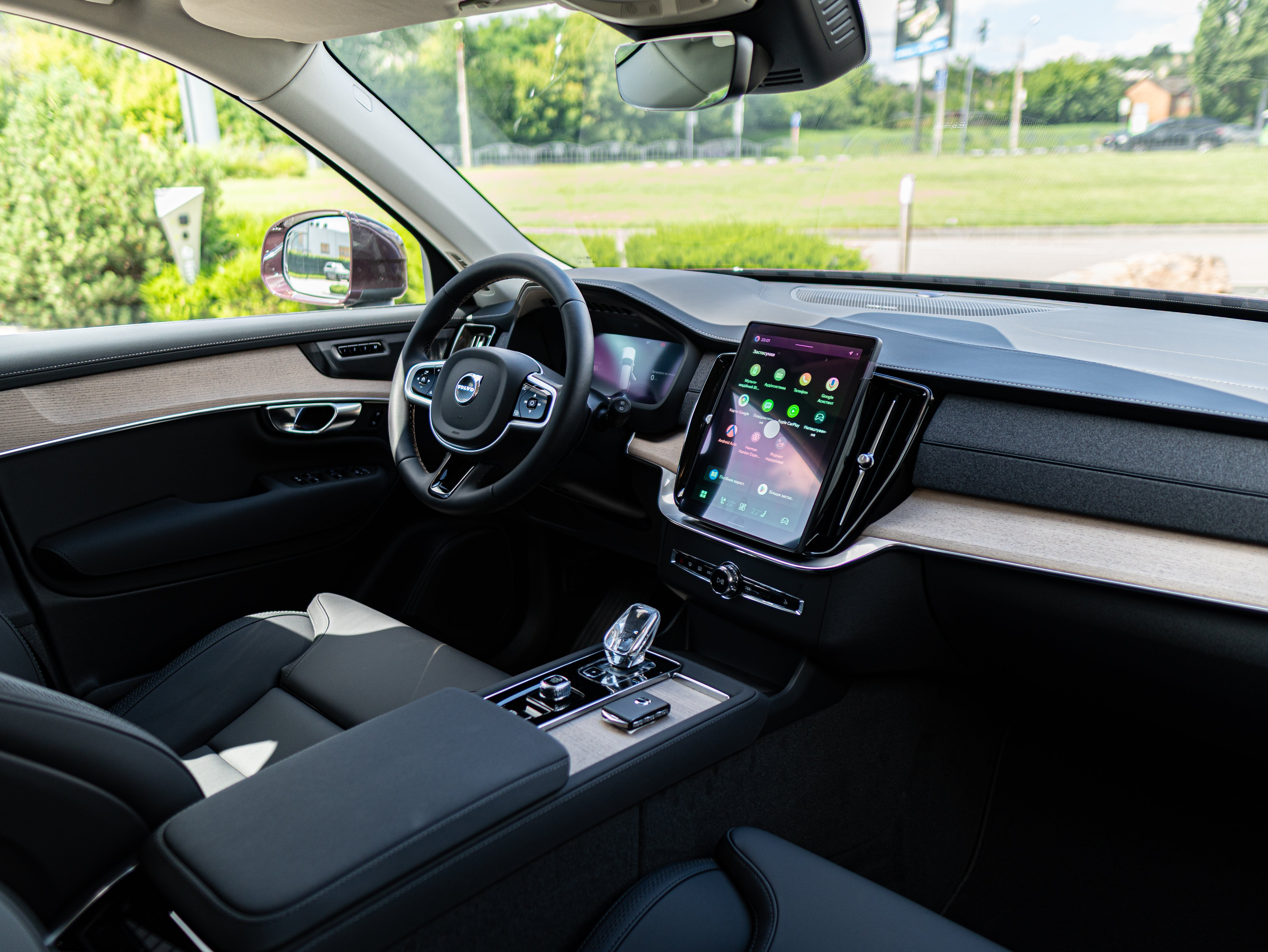 Volvo XC90 B5 Plus Bright Mulberry - Charcoal/Leac/Cardamom 2026