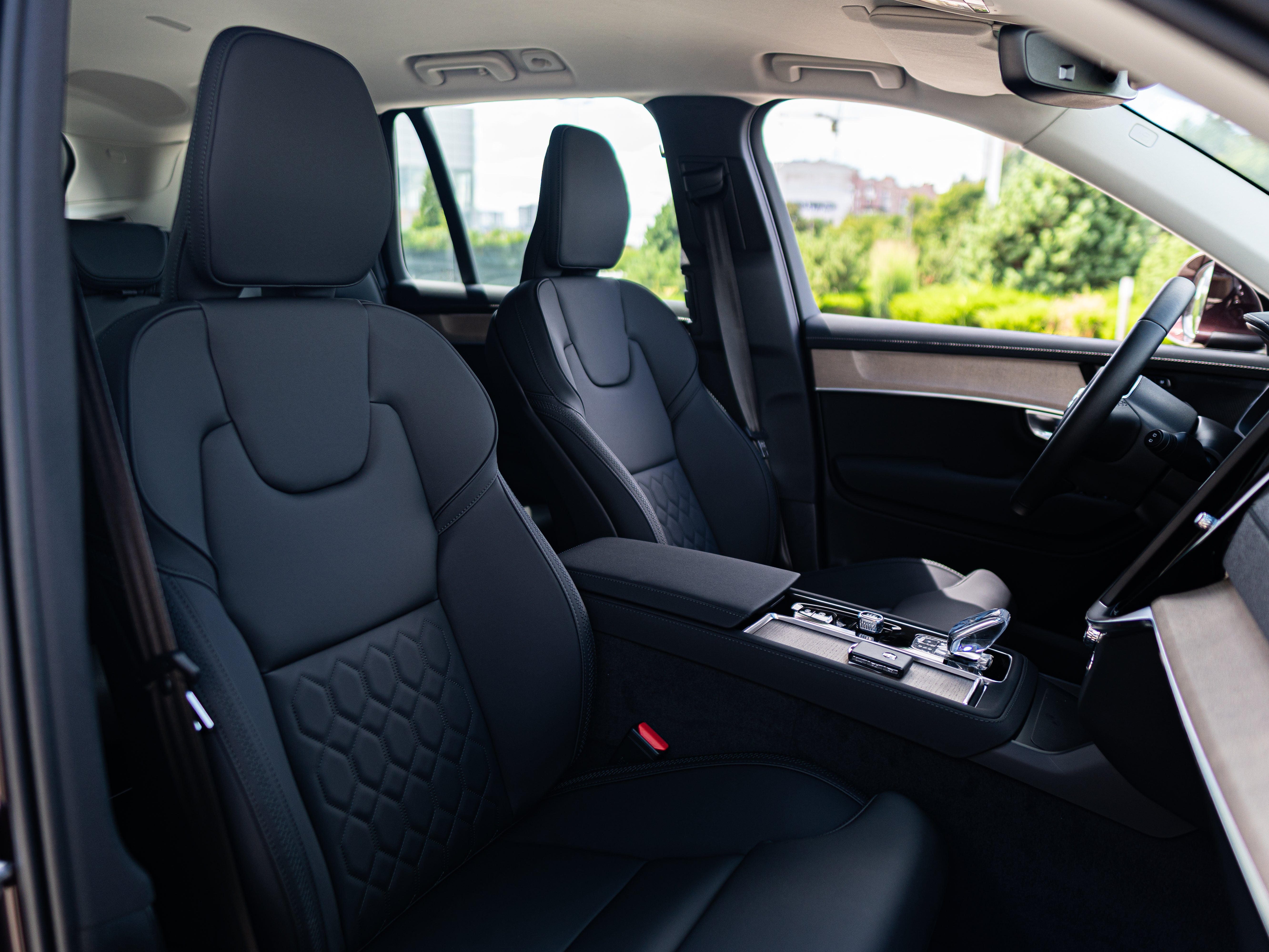 Volvo XC90 B5 Plus Bright Mulberry - Charcoal/Leac/Cardamom 2026