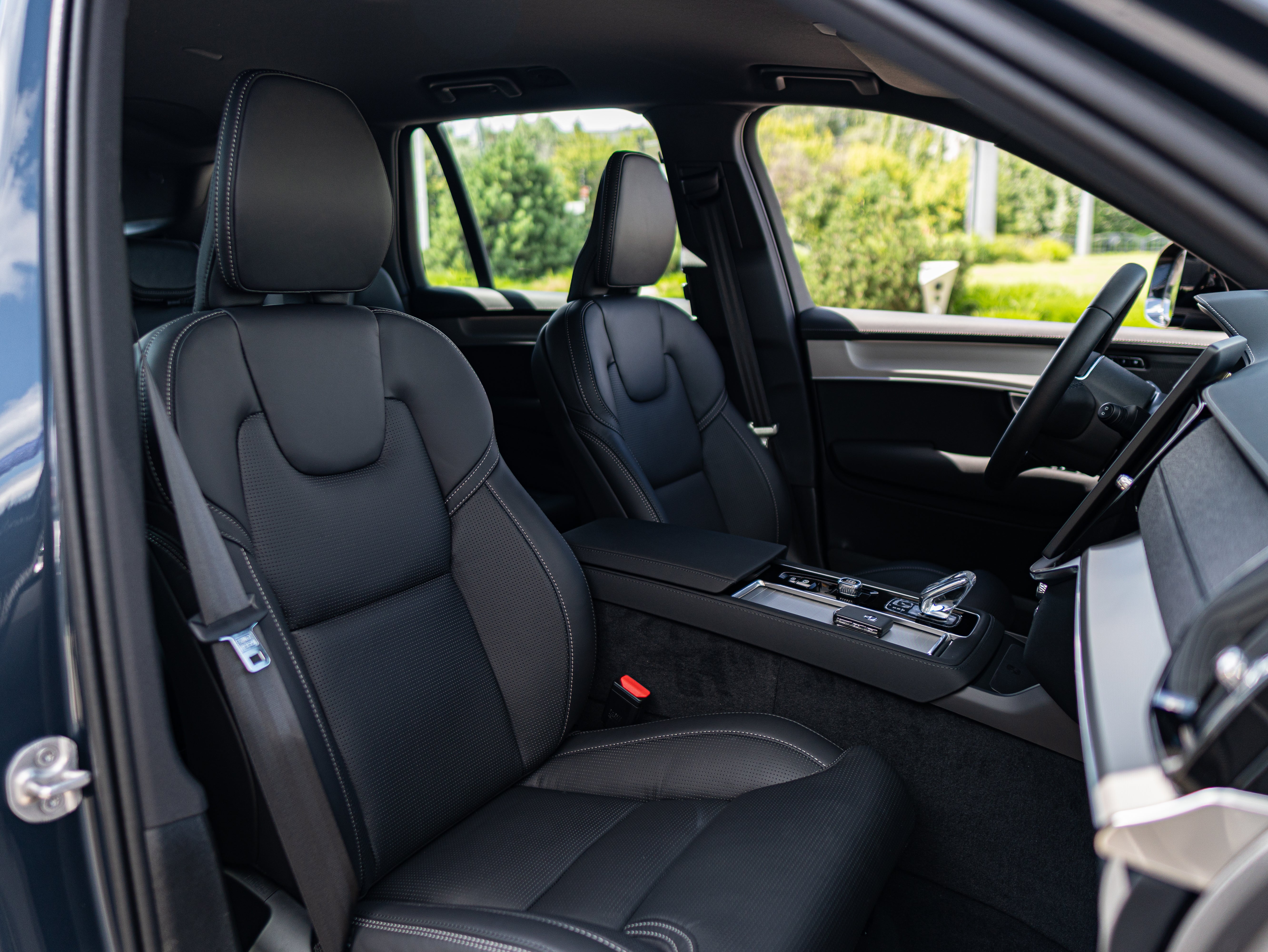 Volvo XC90 T8 Plus Black Edition Denim Blue - Charcoal/Leac/Cardamom 2026