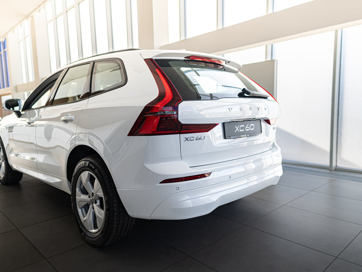 Volvo XC60 B5 Core Crystal White - Charcoal/Vinyl5/Charcoal 2026