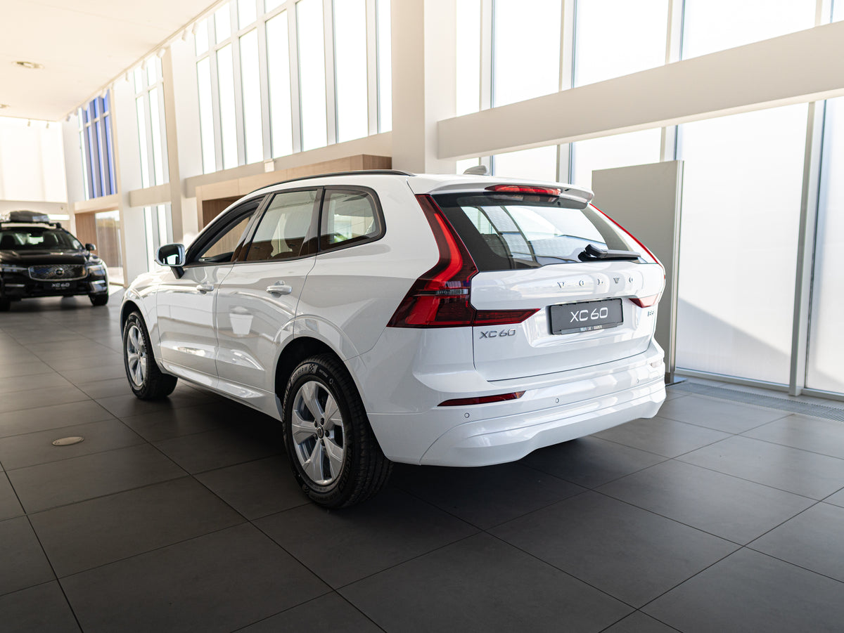 Volvo XC60 B5 Core Crystal White - Charcoal/Vinyl5/Charcoal 2026