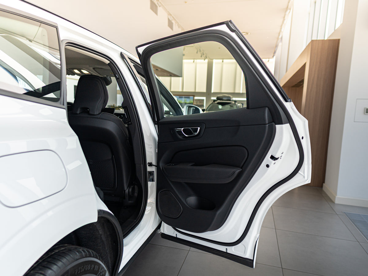 Volvo XC60 B5 Core Crystal White - Charcoal/Vinyl5/Charcoal 2026
