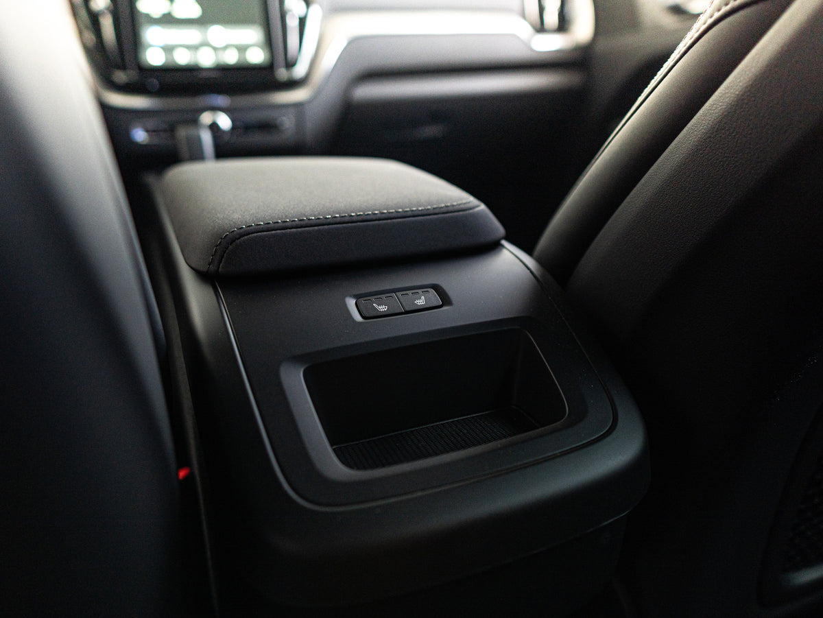 Volvo XC60 B5 Core Crystal White - Charcoal/Vinyl5/Charcoal 2026