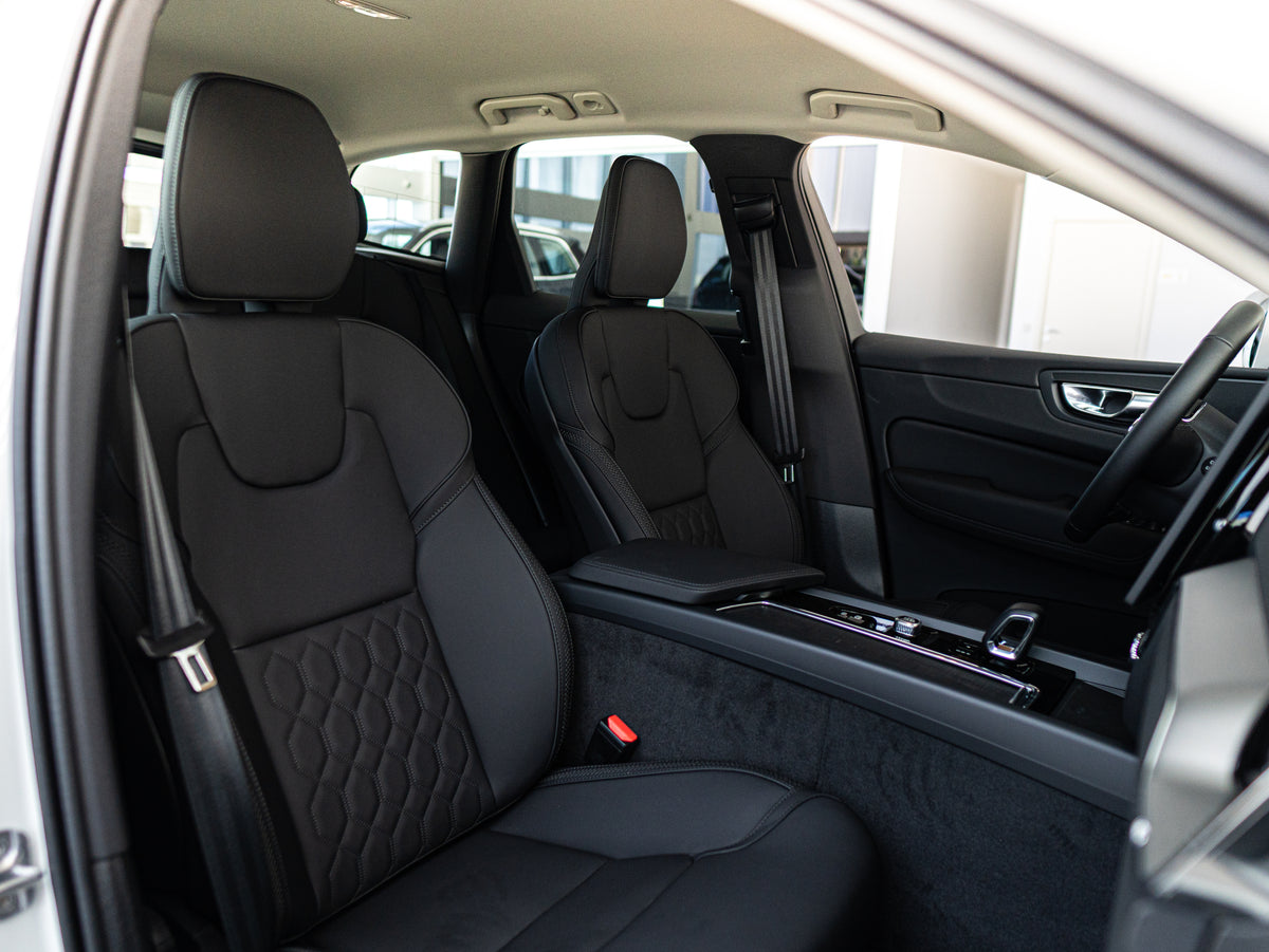 Volvo XC60 B5 Core Crystal White - Charcoal/Vinyl5/Charcoal 2026