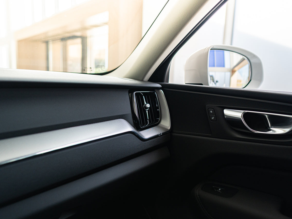 Volvo XC60 B5 Core Crystal White - Charcoal/Vinyl5/Charcoal 2026