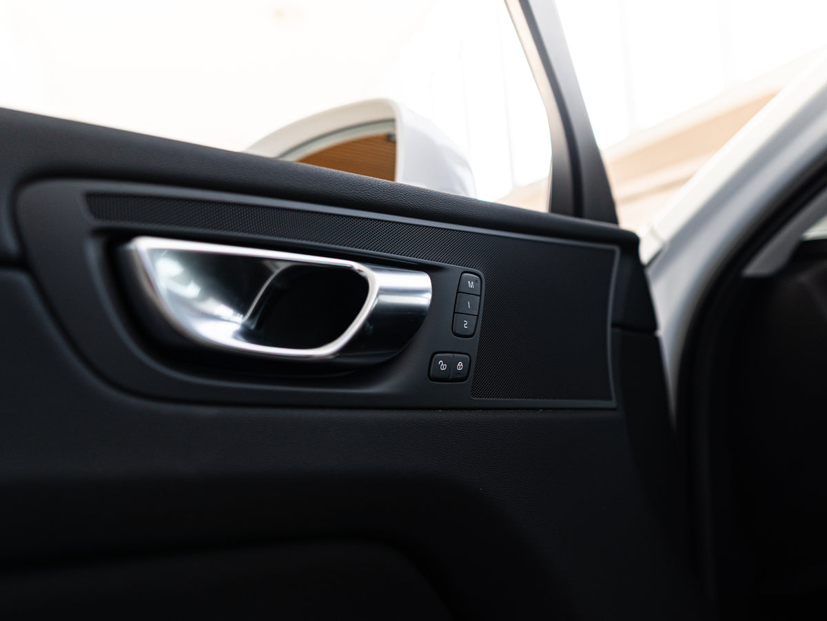 Volvo XC60 B5 Core Crystal White - Charcoal/Vinyl5/Charcoal 2026