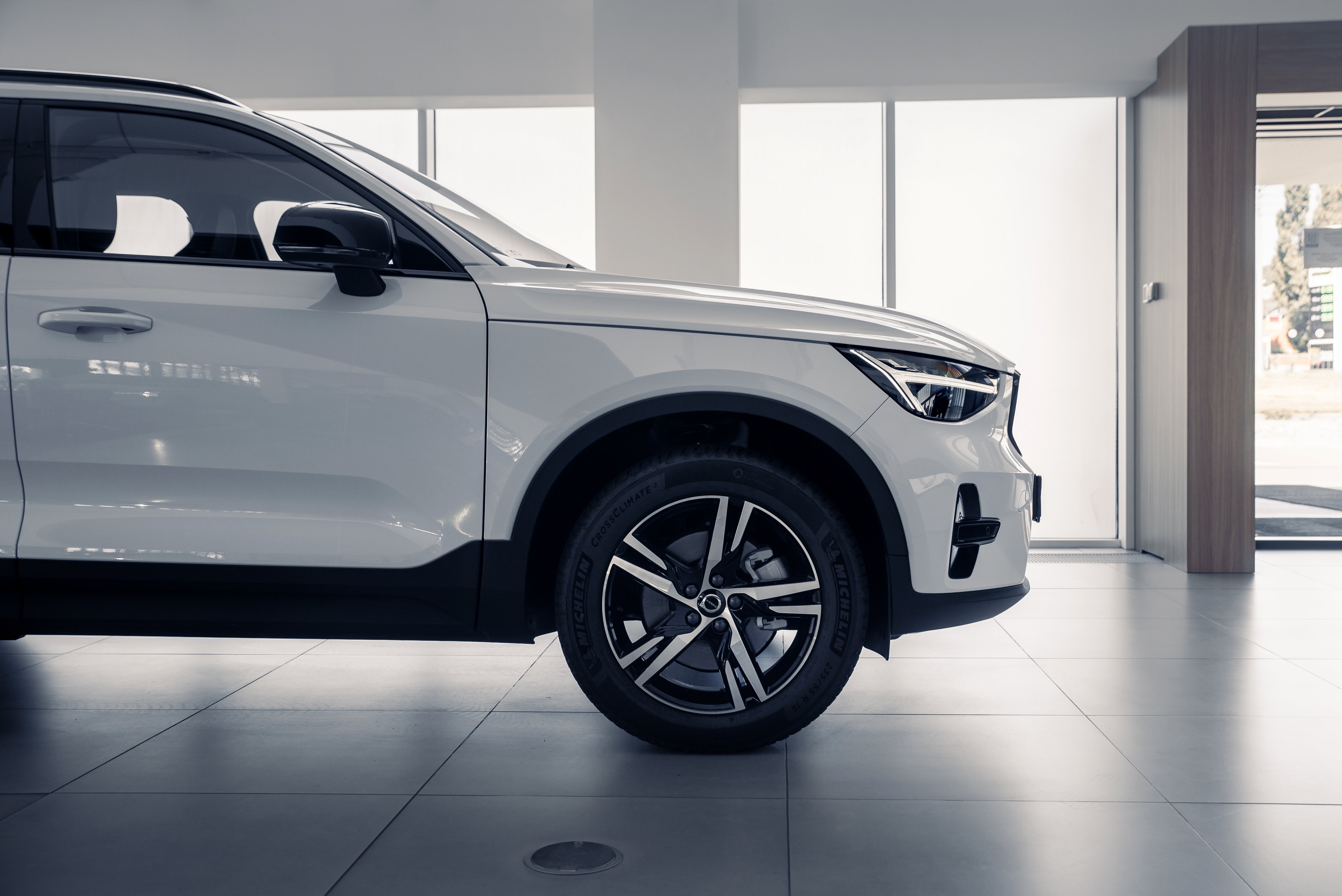 Volvo XC40 B5 Plus Dark Crystal White - Charcoal/Connect/Charcoal 2026