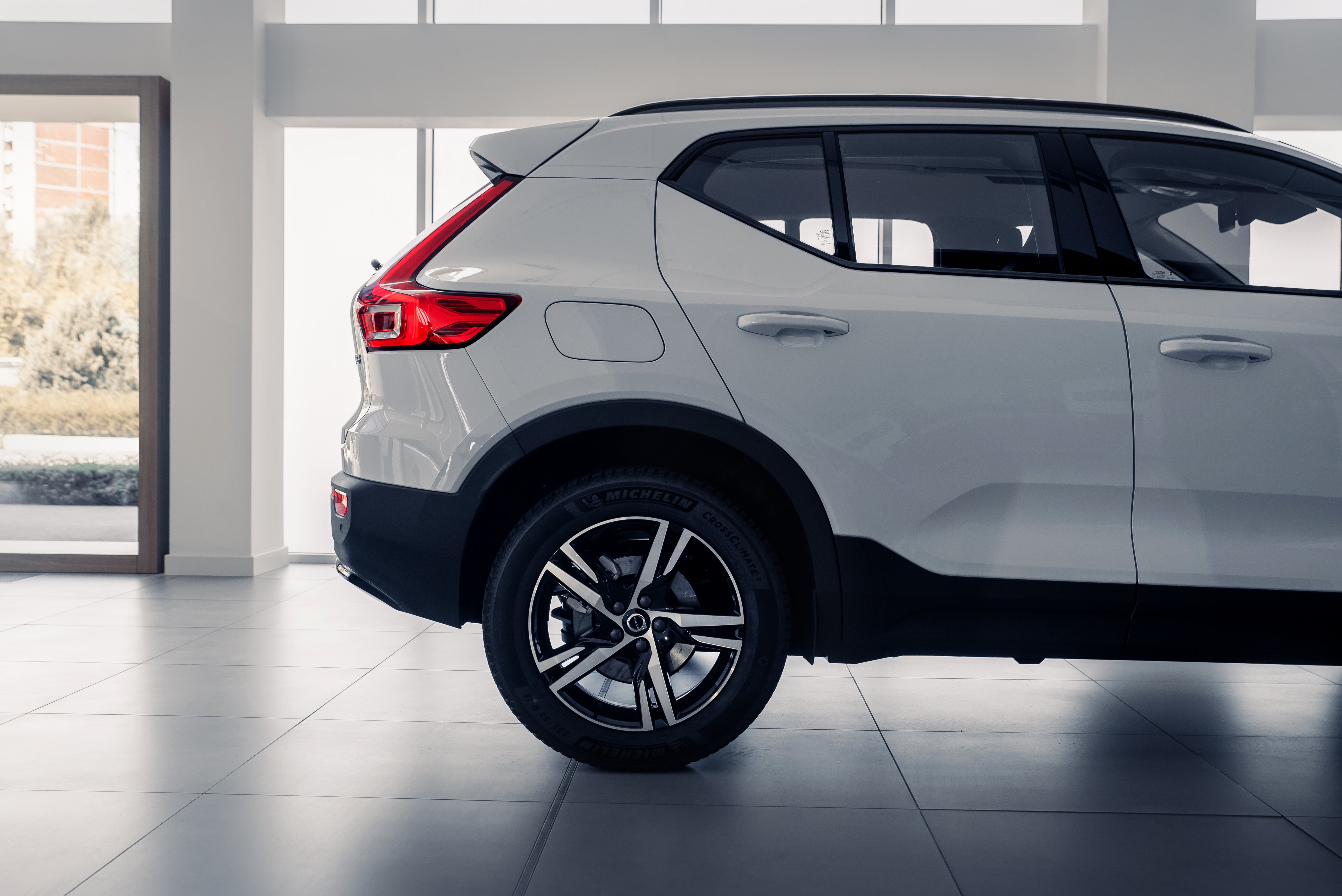 Volvo XC40 B5 Plus Dark Crystal White - Charcoal/Connect/Charcoal 2026