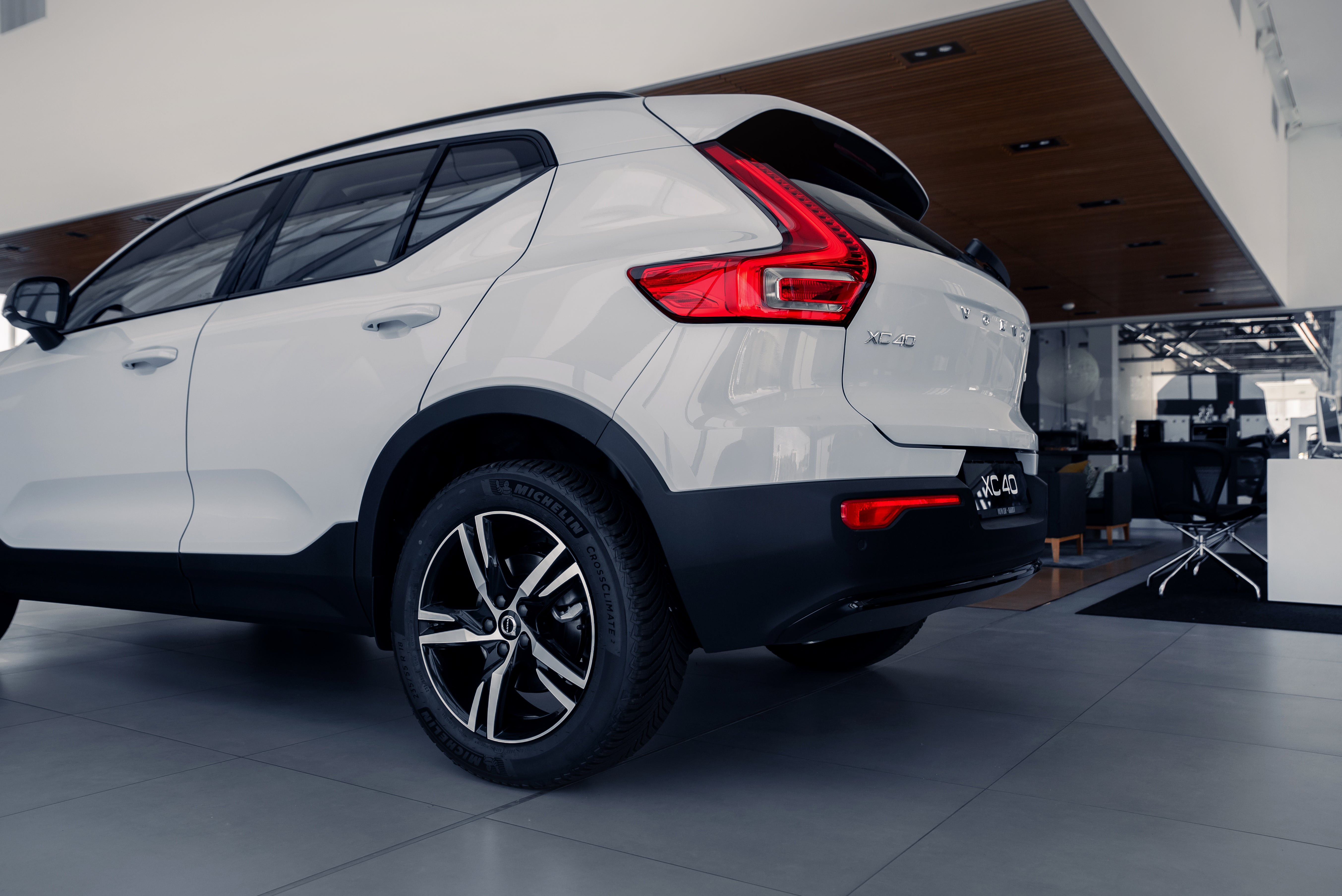 Volvo XC40 B5 Plus Dark Crystal White - Charcoal/Connect/Charcoal 2026