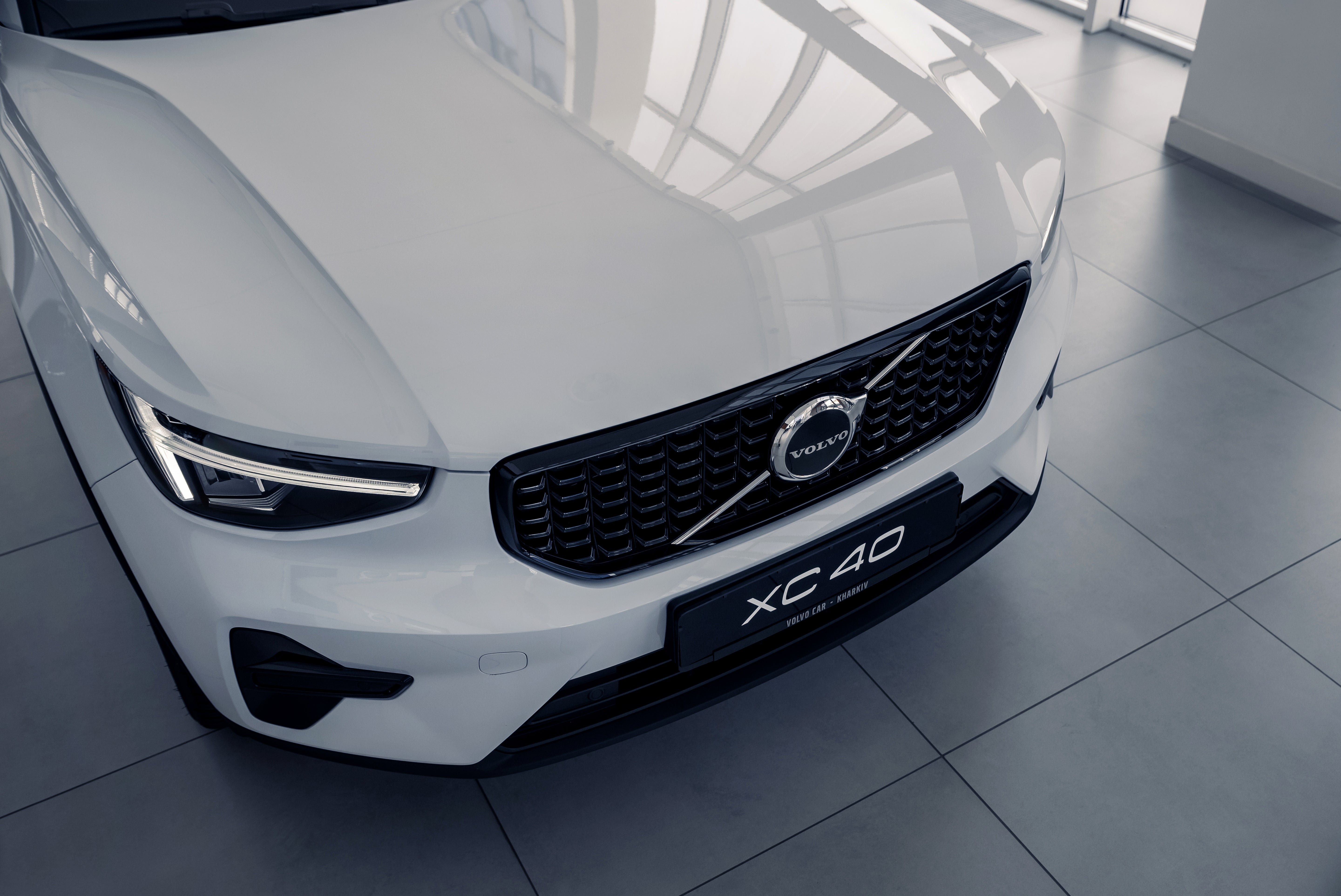 Volvo XC40 B5 Plus Dark Crystal White - Charcoal/Connect/Charcoal 2026