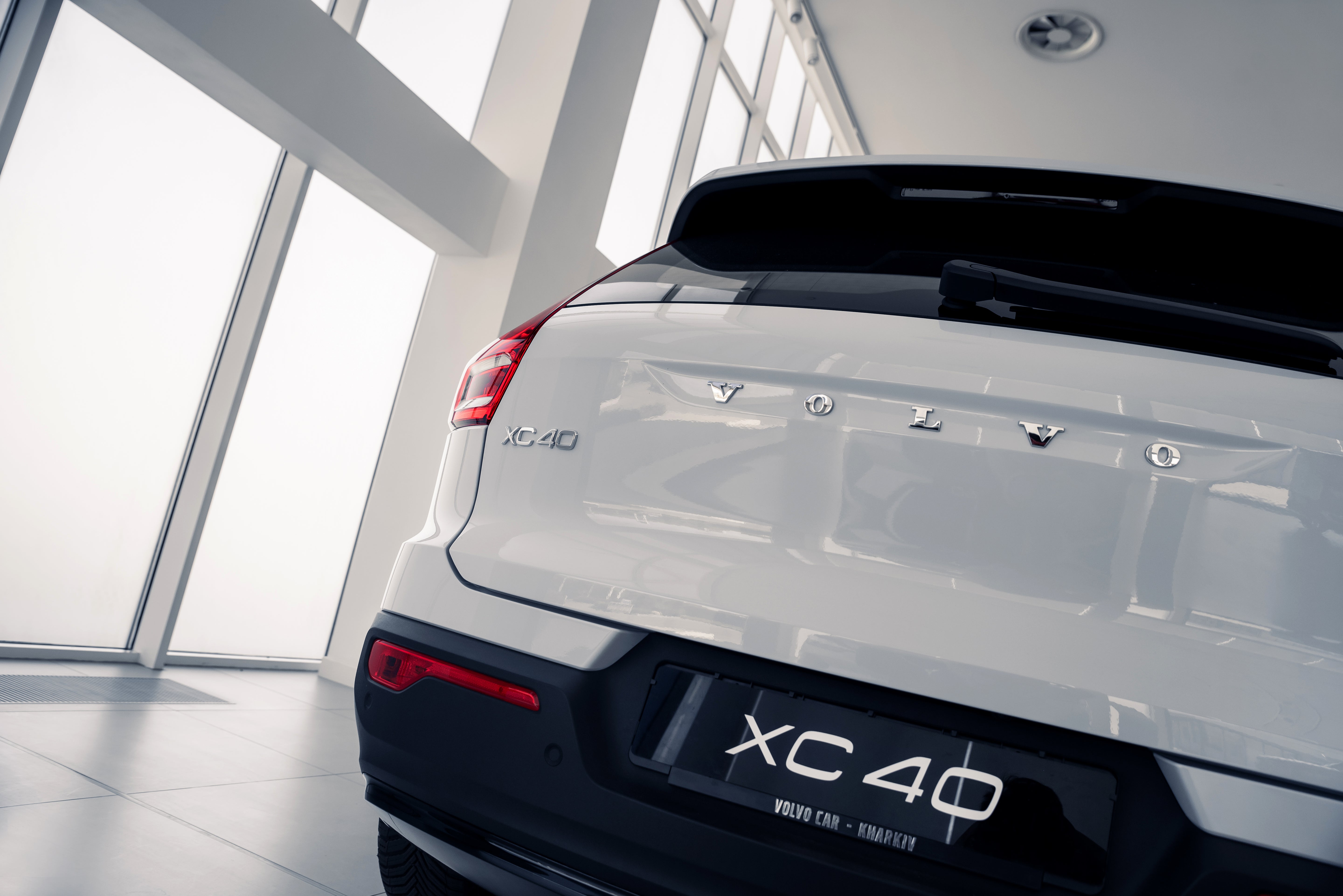 Volvo XC40 B5 Plus Dark Crystal White - Charcoal/Connect/Charcoal 2026