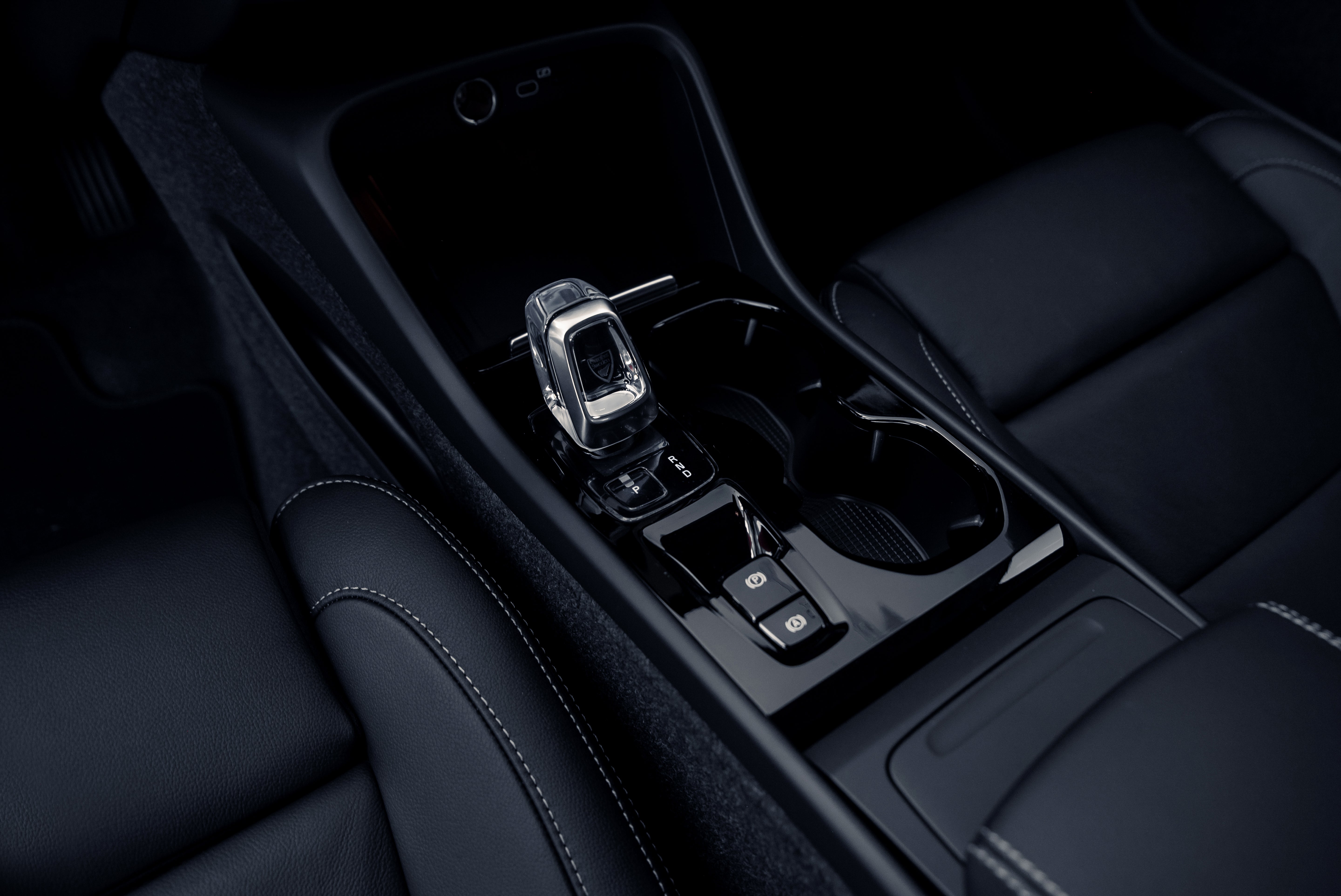 Volvo XC40 B5 Plus Dark Crystal White - Charcoal/Connect/Charcoal 2026