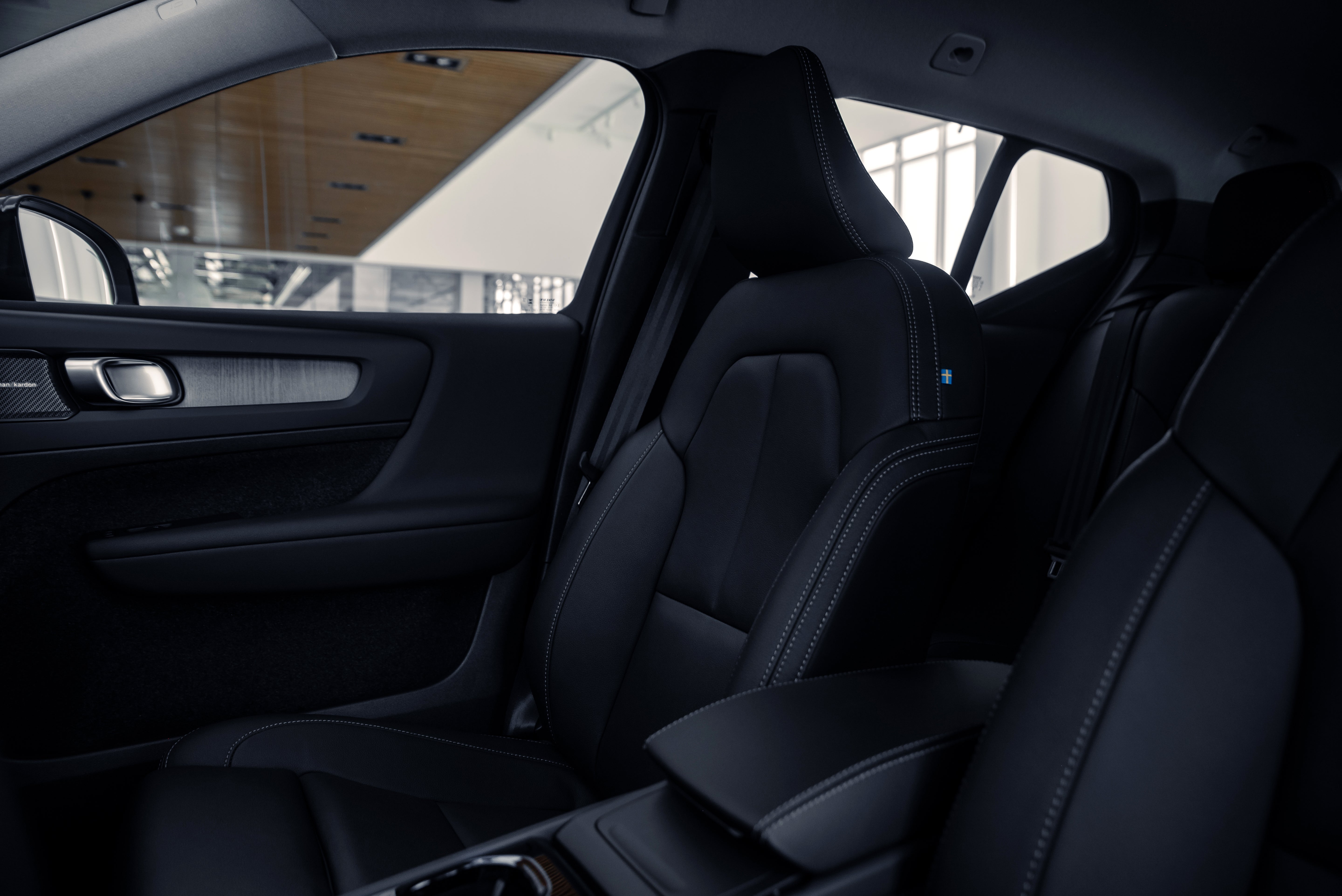 Volvo XC40 B5 Plus Dark Crystal White - Charcoal/Connect/Charcoal 2026