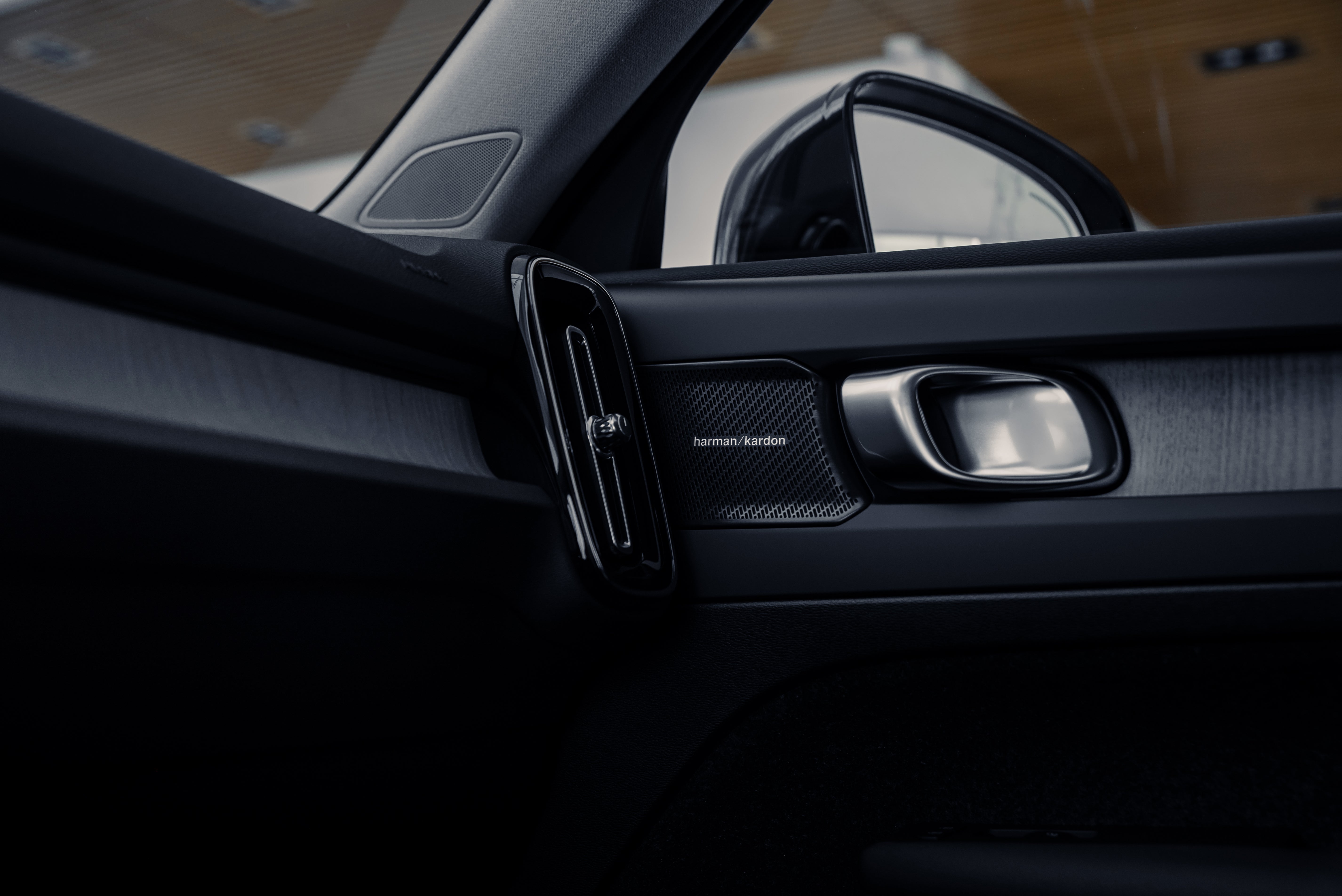 Volvo XC40 B5 Plus Dark Crystal White - Charcoal/Connect/Charcoal 2026