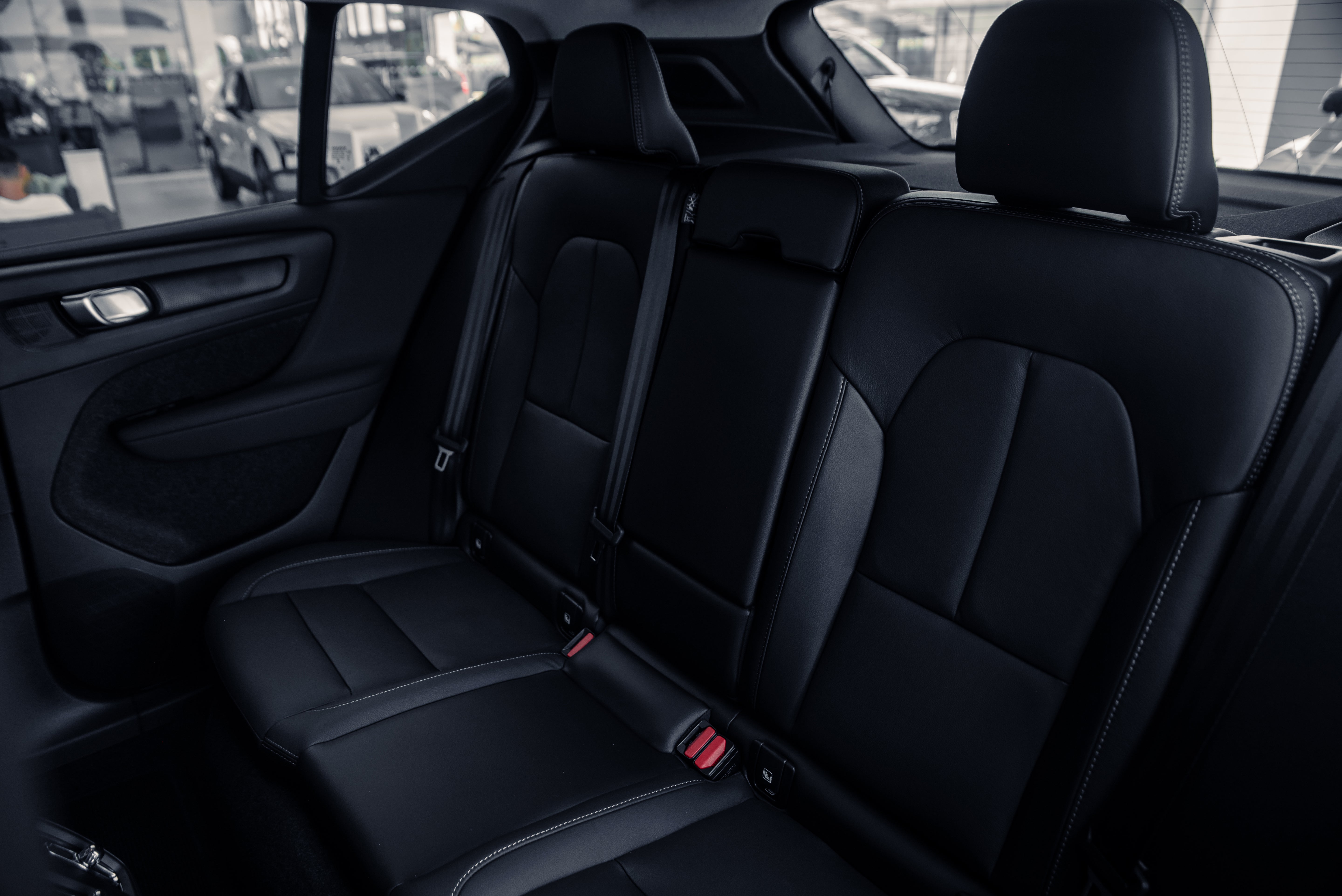 Volvo XC40 B5 Plus Dark Crystal White - Charcoal/Connect/Charcoal 2026